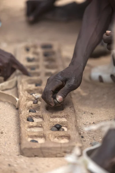 Peuple africain jouant le vieux jeu de Bao — Photo
