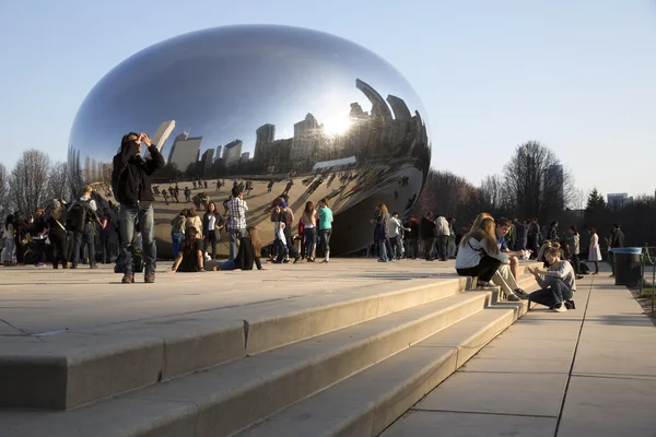 CHICAGO - APR 5. Millennium Park, Chicago on April 5th 2015. Cloud Gate, also known as the Bean is in Millennium Park, the Loop, Chicago. Admission is free. — Stock Photo, Image