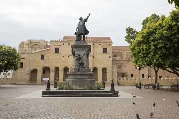 SANTO DOMINGO na REPÚBLICA DOMINICANA em 2 de abril: Praça Cristóvão Colombo . — Fotografia de Stock