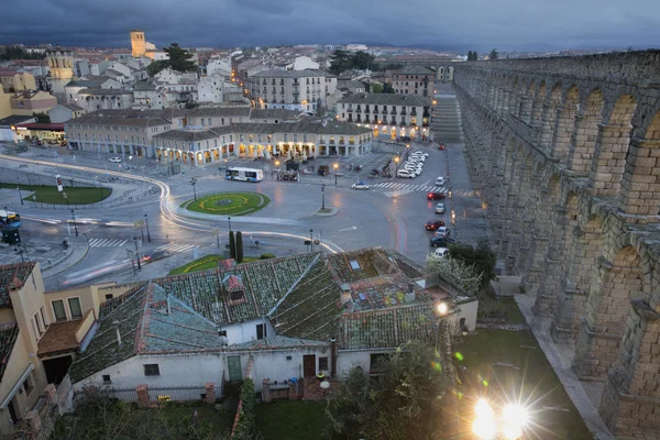 Vista da praça principal e aqueduto romano Segovia Espanha — Fotografia de Stock