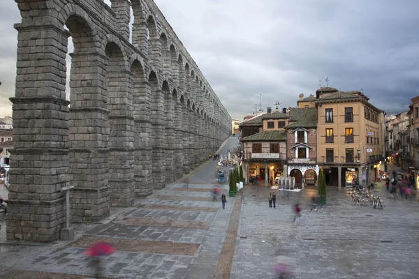 Vista da praça principal e aqueduto romano Segovia Espanha — Fotografia de Stock