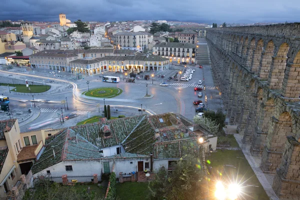 Vista da praça principal e aqueduto romano Segovia Espanha — Fotografia de Stock