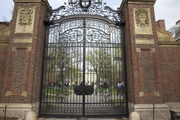 Entrance to the Harvard University campus in Cambridge, MA, USA. — Stock Photo, Image