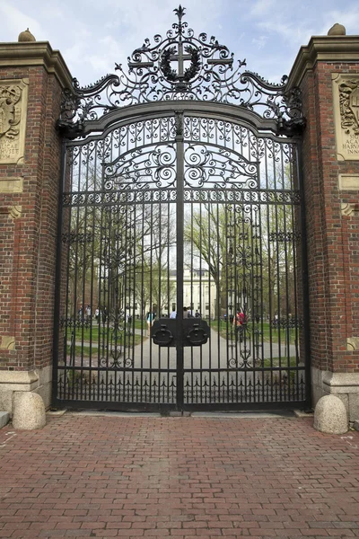 Вхід до Гарвардського університету в Кембриджі, Ma, США. — стокове фото