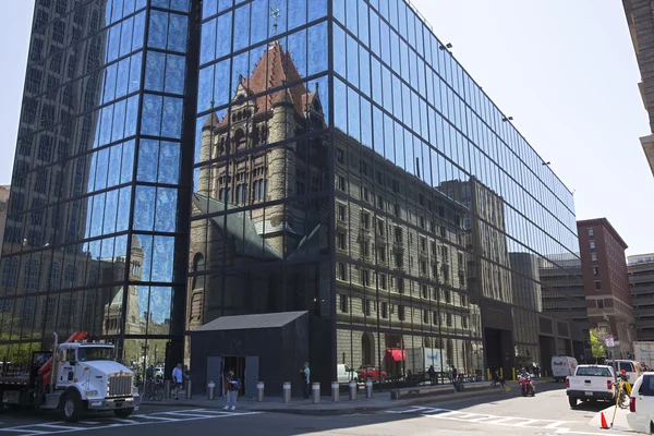 Iglesia Trinidad reflexionando sobre la torre John Hancock en Copley Square —  Fotos de Stock