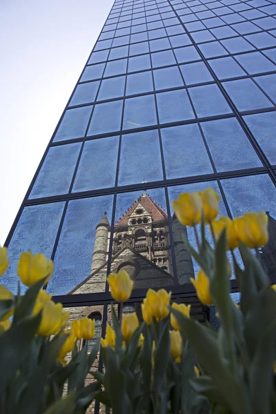 Троїцька церква розмірковуючи про Джон Хенкок вежі в Коплі площі — стокове фото