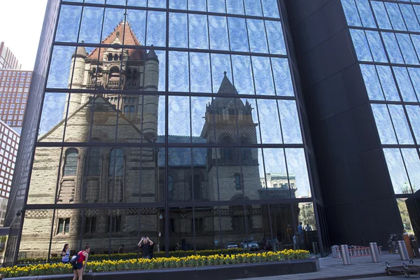 Iglesia Trinidad reflexionando sobre la torre John Hancock en Copley Square —  Fotos de Stock