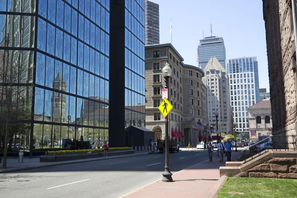 Trinity Kilisesi Copley Meydanı'nda John Hancock tower ile ilgili yansıtan