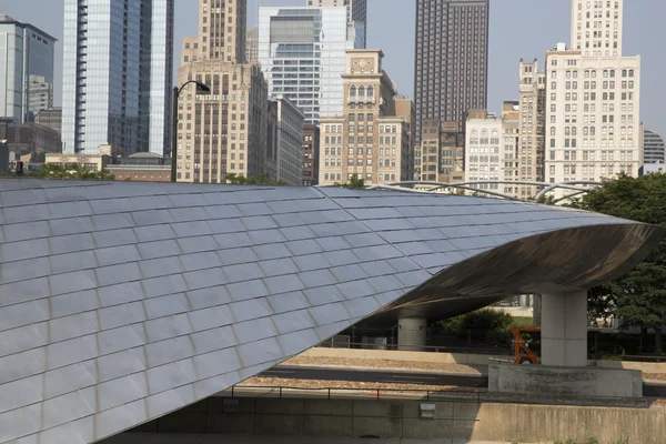 Passarela pública da BP no Millenium park em Chicago, IL . — Fotografia de Stock