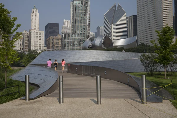 Public BP walkway in Millenium park in Chicago, IL — Stock Photo, Image