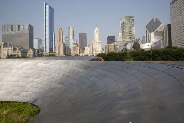 Offentliga Bp gångväg i Millenium park i Chicago, Il. — Stockfoto