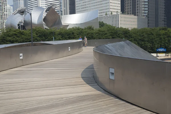 Public BP walkway in Millenium park in Chicago, IL. — Stock Photo, Image