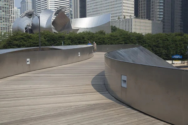 Passerella pubblica della BP nel parco Millenium a Chicago, IL . — Foto Stock