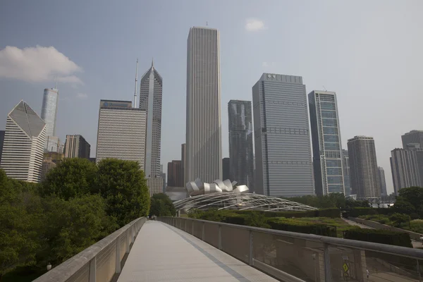 在芝加哥，伊利诺斯州的尼科尔斯桥梁。千禧公园的 . — 图库照片
