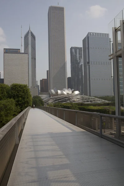 Nichols Bridgeway em Chicago, IL. do Millennium Park . — Fotografia de Stock