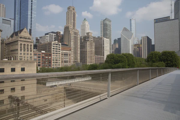 Nichols Bridgeway  in Chicago, IL.  of Millennium Park. — Stock Photo, Image