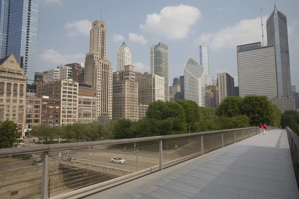 Nichols Bridgeway  in Chicago, IL.  of Millennium Park. — Stock Photo, Image