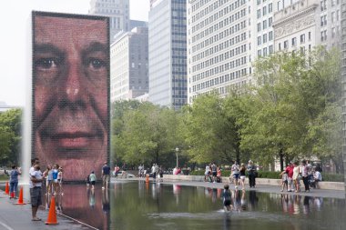 Chicago Millenium Park taç çeşme.