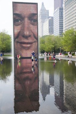 Chicago Millenium Park taç çeşme.