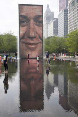 Chicago Millenium Park taç çeşme.