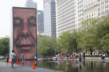 Chicago Millenium Park taç çeşme.