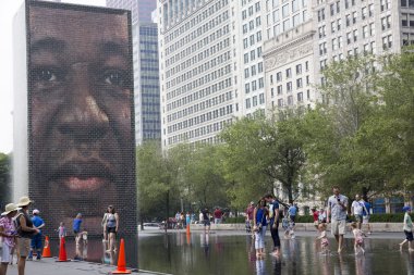 Chicago Millenium Park taç çeşme.