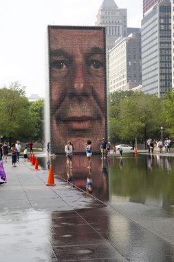 Chicago Millenium Park taç çeşme.