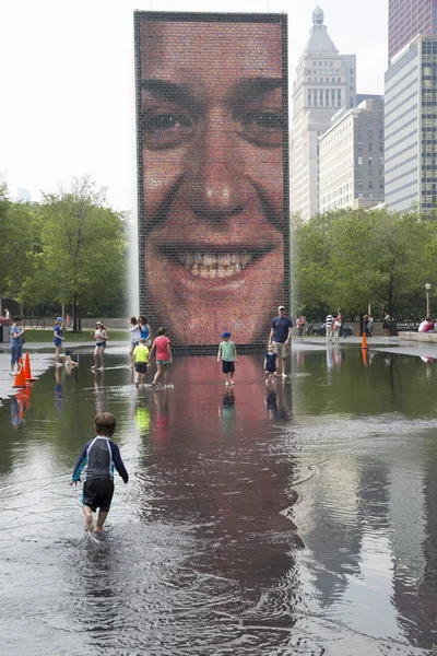Kroon fontein in Chicago Millennium Park. — Stockfoto
