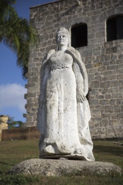 Plaza de Espana Alcazar de iki nokta üst üste (Palacio de Diego kolon) üzerinden Maria de Toledo heykeli. Santo Domingo. Dominik Cumhuriyeti.