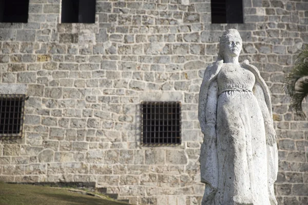 Maria de Toledo statua w Plaza de Espana z Alcazar de Colon (Palacio de Diego jelita grubego). Santo Domingo. Dominikana. — Zdjęcie stockowe