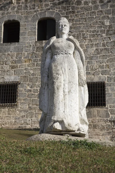 Maria de Toledo statue in Plaza de Espana from Alcazar de Colon (Palacio de Diego Colon). Santo Domingo. Dominican Republic. — Stock Photo, Image