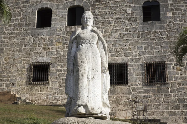 Maria de Toledo statue in Plaza de Espana from Alcazar de Colon (Palacio de Diego Colon). Santo Domingo. Dominican Republic. — Stock Photo, Image