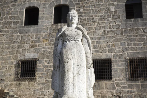 Maria de Toledo statue in Plaza de Espana from Alcazar de Colon (Palacio de Diego Colon). Santo Domingo. Dominican Republic. — Stock Photo, Image