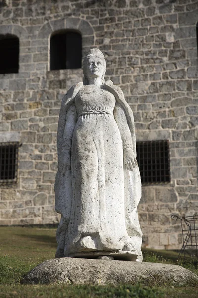 Maria de Toledo statue in Plaza de Espana from Alcazar de Colon (Palacio de Diego Colon). Santo Domingo. Dominican Republic. — Stock Photo, Image