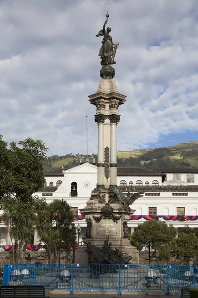 Arkitekturen i det historiska centrum av Quito. — Stockfoto