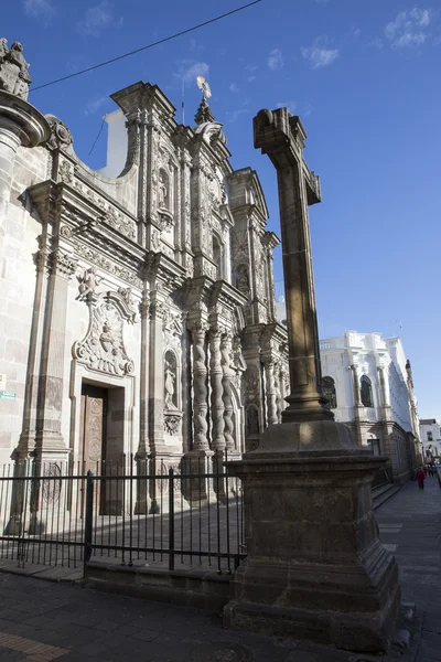 Jezuitský kostel La Compania v Quito, Ekvádor. — Stock fotografie