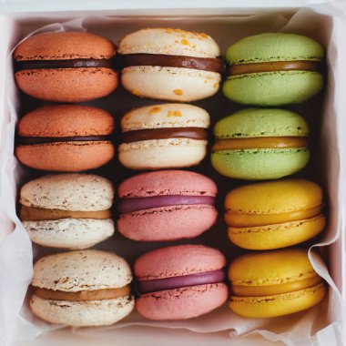 Kutuda çok renkli, lezzetli Fransız kurabiyeleri seti. Yakın plan..