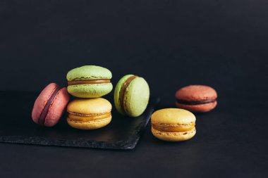 Siyah arka planda lezzetli Fransız kurabiyeleri. Minimum konsept. Metin için yer.