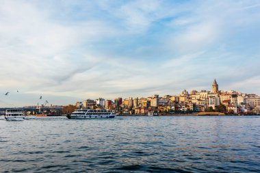 İstanbul 'u gün batımından önce deniz manzarası, Boğaz, Türkiye. Galata kulesinin manzarası.