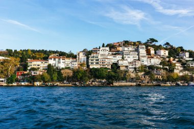 İstanbul 'un denizden inanılmaz manzarası, Boğaz, Türkiye. Güzel güneşli bir gün.