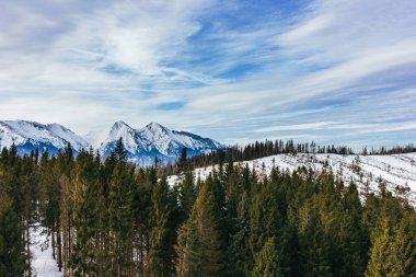 Slovakya 'nın High Tatry kentindeki kış manzarası. İnanılmaz bulutlu gökyüzü.