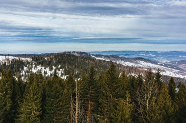 Slovakya 'nın High Tatry kentindeki kış manzarası. İnanılmaz bulutlu gökyüzü.