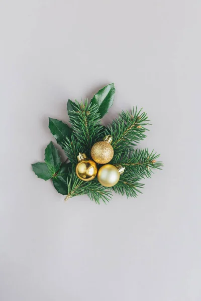 Fondo Navideño Con Ramas Abeto Bolas Doradas Concepto Mínimo Vacaciones — Foto de Stock