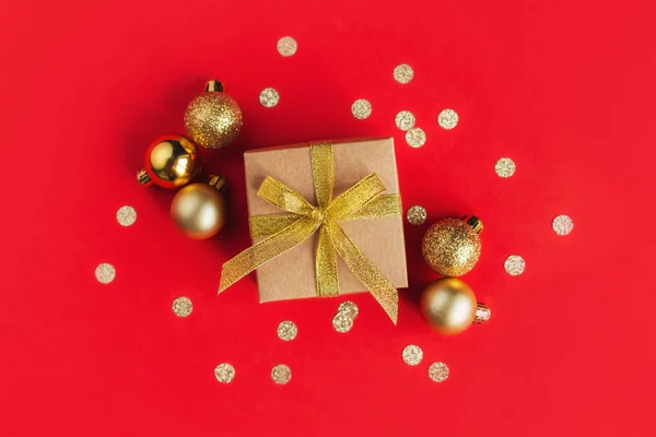 Coffret Cadeau Avec Ruban Doré Boules Dorées Sur Fond Rouge — Photo