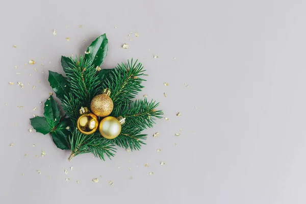 Fondo Navideño Con Ramas Abeto Bolas Doradas Concepto Mínimo Vacaciones — Foto de Stock