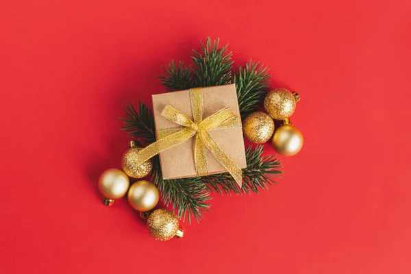 Caja Regalo Con Ramas Abeto Bolas Doradas Sobre Fondo Rojo — Foto de Stock