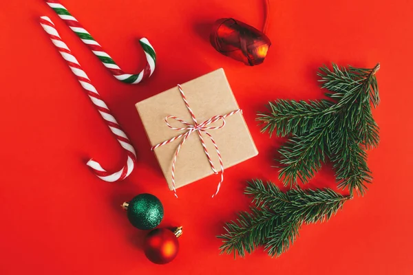 Caja Regalo Con Ramas Abeto Bolas Bastones Caramelo Sobre Fondo — Foto de Stock