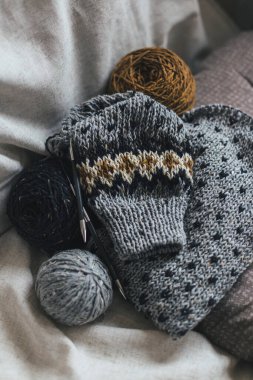 Örgü şişleri ve iplik toplarıyla el örgüsü. El yapımı ve yavaş yaşam için sarılma kavramı. Seçici odak.