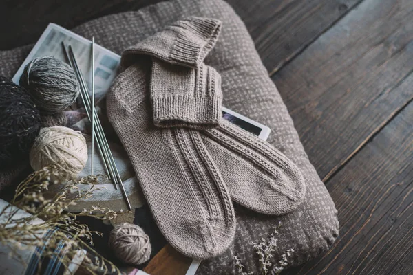 Een Paar Handgebreide Sokken Met Garen Ballen Breinaalden Natuurlijke Kleuren — Stockfoto