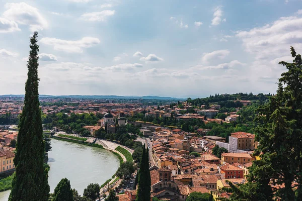 Vista Incrível Cidade Verona Partir Colina Itália Céu Nublado Bonito — Fotografia de Stock